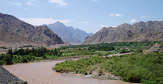 Braune Fluten des Arax kurz vor dem Grenzort Nurduz