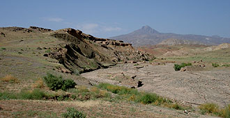 Trockenes Flussbett und Kızılcaziyaret Dağı