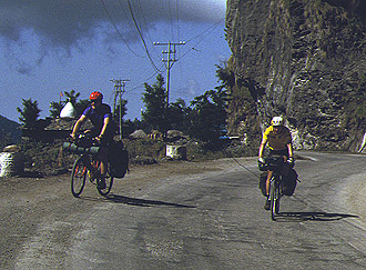 Nik und Urs auf der Bergstrasse hinter Fagu