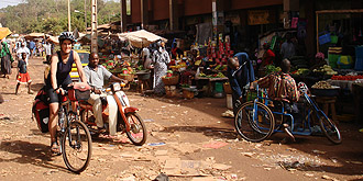 Belebte Strasse bei der Markthalle von Sikasso
