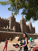 Sandra vor der Banko-Moschee in Djenné