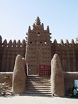 Treppe zur Banko-Moschee in Djenné