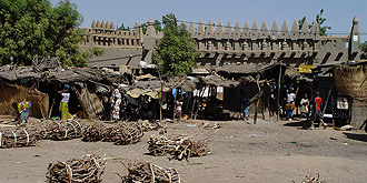 Holzbündel auf dem Marktplatz in Djenné