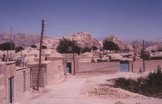 Strasse am Rande der Oasenstadt Kerman