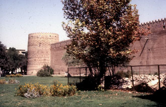 Mauer und Turm der Zitadelle Arg-e-Shiraz