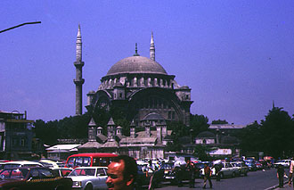Moschee im typisch osmanischen Stil