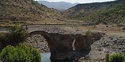 Zerfallende Bogenbrücke über den Bitlis
