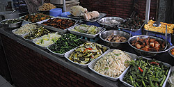 Reiche Essensauslage eines Restaurants am Hoan Kiem See