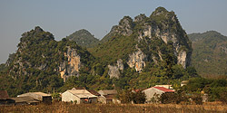 Bergkegel nordöstlich von Đổng Đăng