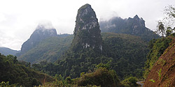Charakteristischer Bergkegel bei Kouei Coc Ho