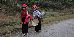 Frauen in traditioneller Tracht bei Muong Dinoa