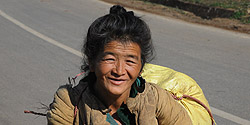 Ältere Frau zw. Mai Sỏn und Yên Châu
