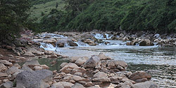 Wasserfälle im Tal oberhalb von Yên Châu