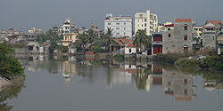 Häuserfront am Fluss in Uông Bí