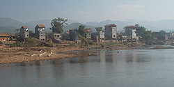 «Hochhäuser»-Zeile am Fluss in Phộ Ngâu