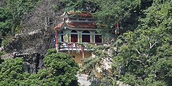 Tempel in einer Bergflanke bei Đổng Đăng
