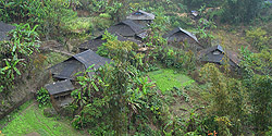 Traditionelle Häuser in einem Dorf bei Mán  Cổc