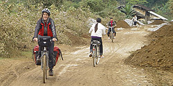 Fahrradverkehr auf glitschiger Dorfstrasse