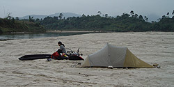 Zeltplatz auf einer Sandbank bei Việt Quang