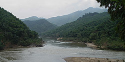 Berglandschaft entlang des Nam Ma Flusses
