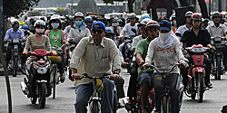 Ein Velo-Touri unter Moped-Vietnamesen