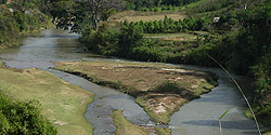 Flusslandschaft beim Städtchen Đắk Glei
