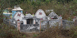 Friedhof mit Gräbern mit dem Swastika-Zeichen