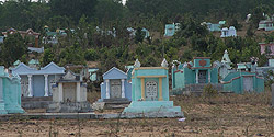 Gräber auf dem Friedhof in Lủỏng Sỏn