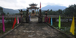 Kriegsfriedhof an der QL 1A bei Lộc Trì