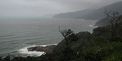 Küstenabschnitt am Wolkenpass bei Thôn An Củ