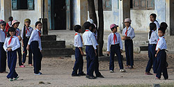 Schüler auf dem Pausenplatz einer Schule in Lủỏng Sỏn