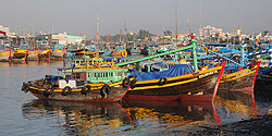 Fischerboote im Hafen von Phan Thiết