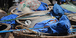 Fischereiutensilien in Korbbooten in Kê Gá